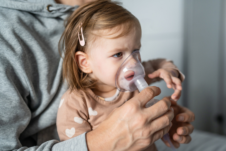 El virus respiratorio sincicial puede causar una infección grave en algunas personas, incluyendo a los bebés de 12 meses y más jóvenes, especialmente los prematuros.
