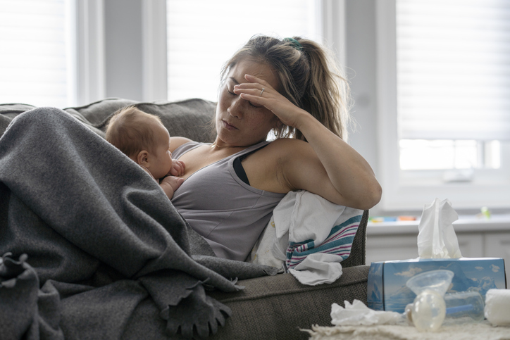 La depresión posparto o posnatal es diferente de la melancolía que se siente después del parto.