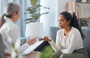 Hablar con un enfermero psiquiátrico u otro profesional de la salud sobre estas opciones podría ser un paso importante hacia una vida plena y estable con esquizofrenia.